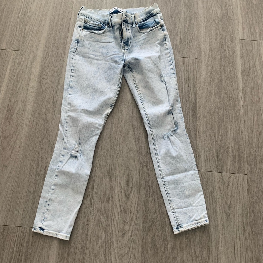 Express white washed jeans. Midrise size 6 Short